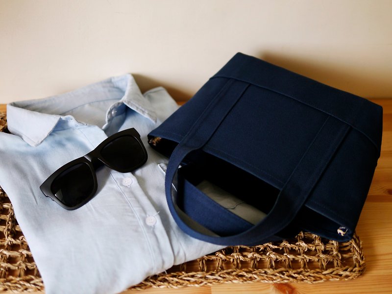 Classic tote bag Ssize navy x navy -Navy x Navy- - กระเป๋าถือ - ผ้าฝ้าย/ผ้าลินิน สีน้ำเงิน