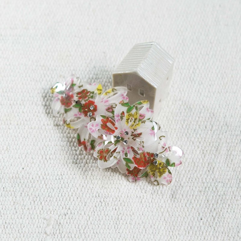 Sakura, three-dimensional flowers, automatic clips, hairpins - white - เครื่องประดับผม - อะคริลิค ขาว