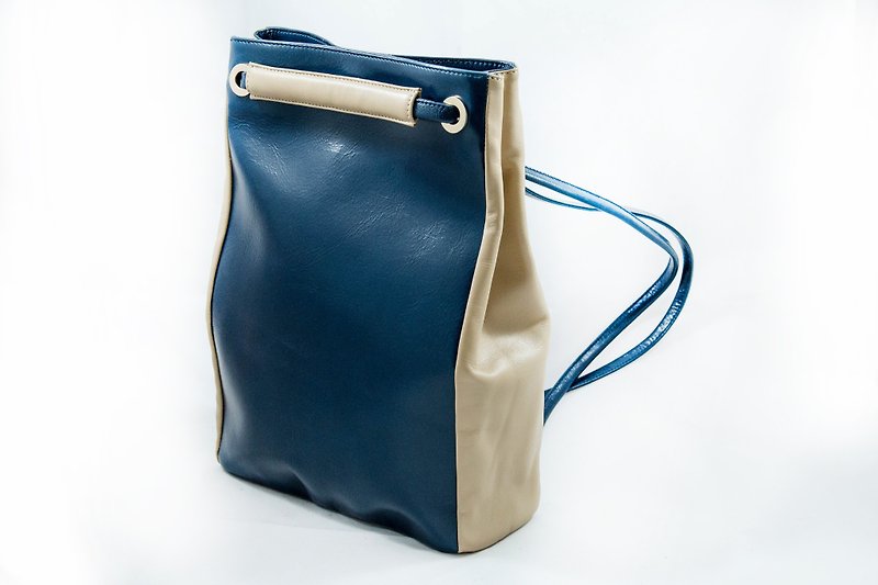 海軍藍和米色的皮革紙袋型束口包 ( News Paper Bag ) - 水桶包/束口袋 - 真皮 藍色