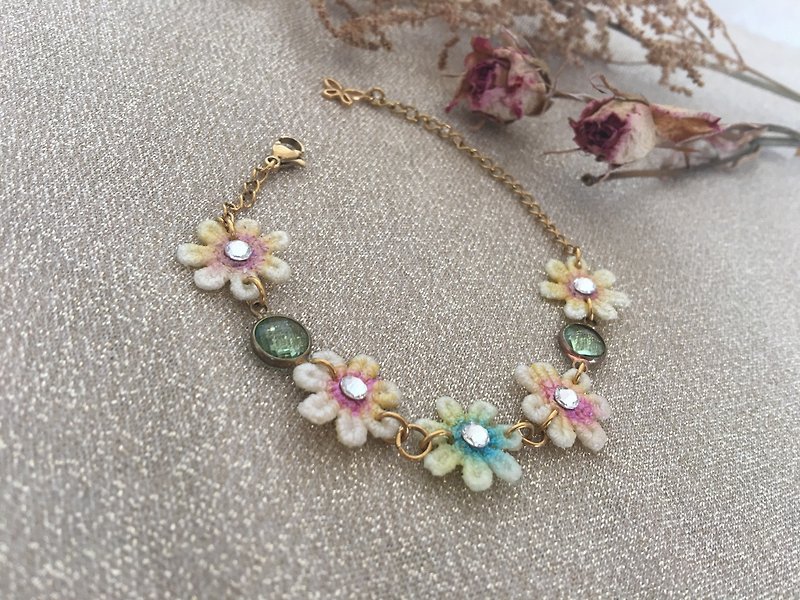 Three-color Tung Blossom Lace Bracelet Handmade Limited Order - สร้อยข้อมือ - งานปัก 