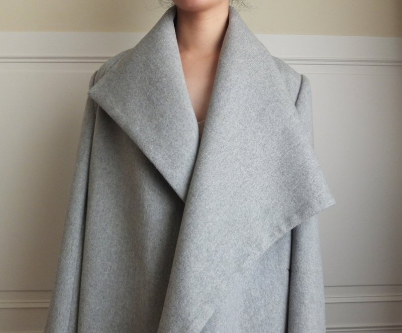 Asymmetric large lapel large-piece wool coat (wool / cashmere wool blend) - เสื้อแจ็คเก็ต - ขนแกะ สีเทา