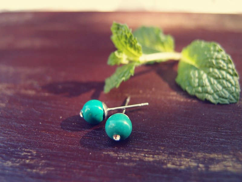 【DODOWU手作輕珠寶】《天然石貼耳耳環/綠松石》手工製作/平價設計珠寶/抗過敏/中性/可以改夾式 - 耳環/耳夾 - 其他材質 綠色