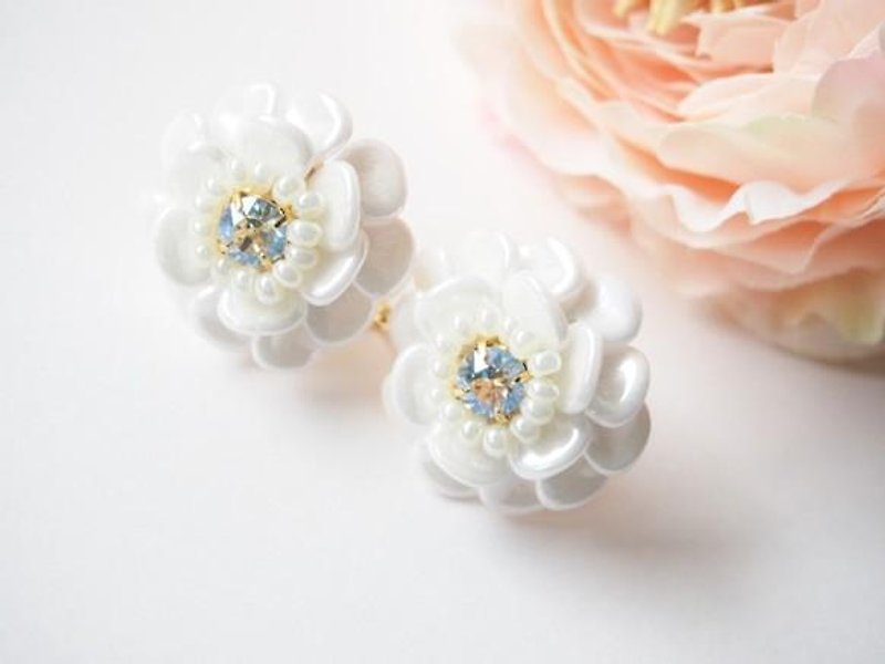 white flower pierce / earring (moon light) - Earrings & Clip-ons - Other Metals 