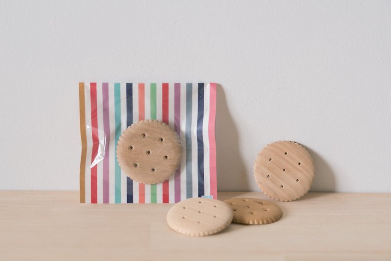 [Even] biscuit cookie pin- handmade wooden pin - plain or chocolate - เข็มกลัด - ไม้ สีนำ้ตาล