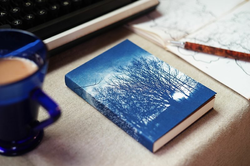 Handmade Blue Sun Notebook-Northland Rising Sun - สมุดบันทึก/สมุดปฏิทิน - กระดาษ สีน้ำเงิน