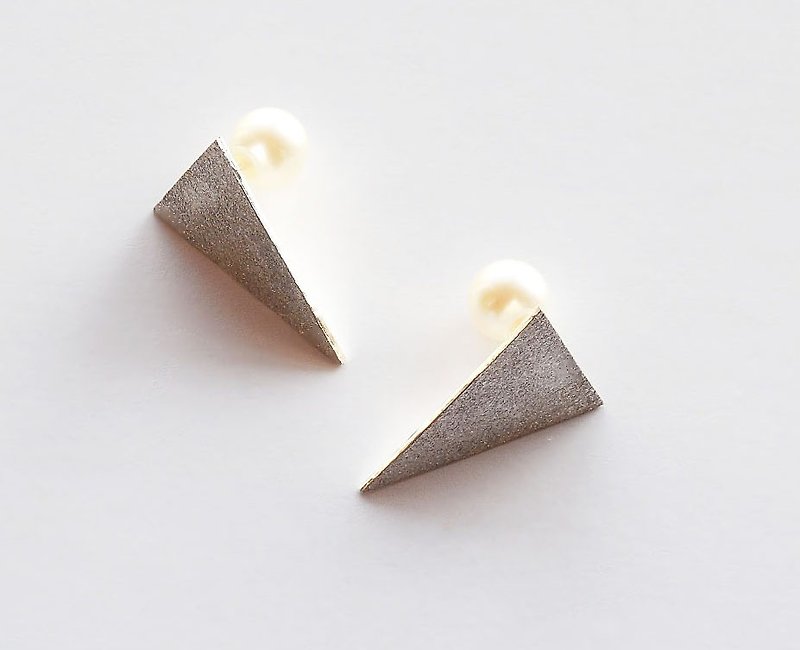 三角形＋珍珠 銀飾 耳環（霧面） - 耳環/耳夾 - 其他金屬 灰色