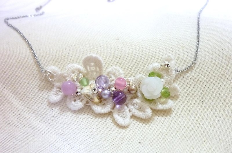 Eclectic and elegant floral necklace - สร้อยคอ - วัสดุอื่นๆ ขาว