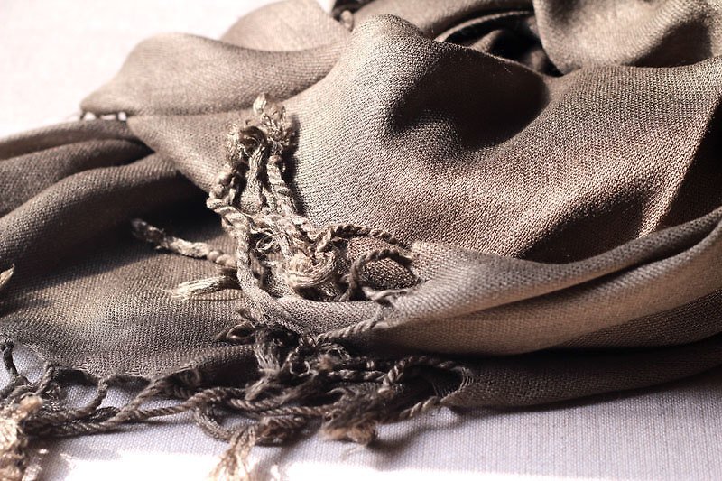 Plant dye scraf § Indian almond - ผ้าพันคอ - ผ้าฝ้าย/ผ้าลินิน สีเขียว