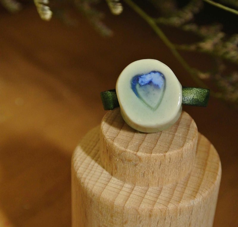 【 T- C 】戒指 皮革 牛皮 日本白瓷 瓷器  限量 自然釉色 無限看不膩色調 攝氏1350高溫燒製 - 戒指 - 瓷 