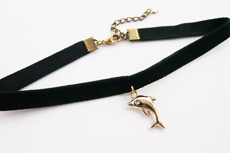 Black velvet choker/necklace with dolphin charm - สร้อยคอ - วัสดุอื่นๆ สีดำ