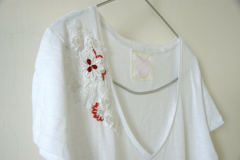 Ice hand-sewn cotton T --- - เสื้อยืดผู้หญิง - วัสดุอื่นๆ ขาว