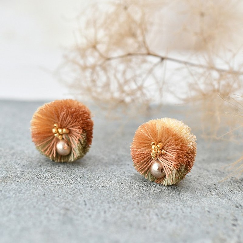 毛毛球耳環 / Pompon tassel earring - 耳環/耳夾 - 其他材質 金色