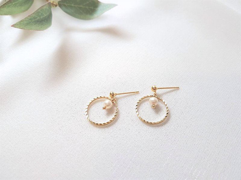 Water ripple‧Pearl geometric metal hoop earrings - Earrings & Clip-ons - Pearl Gold