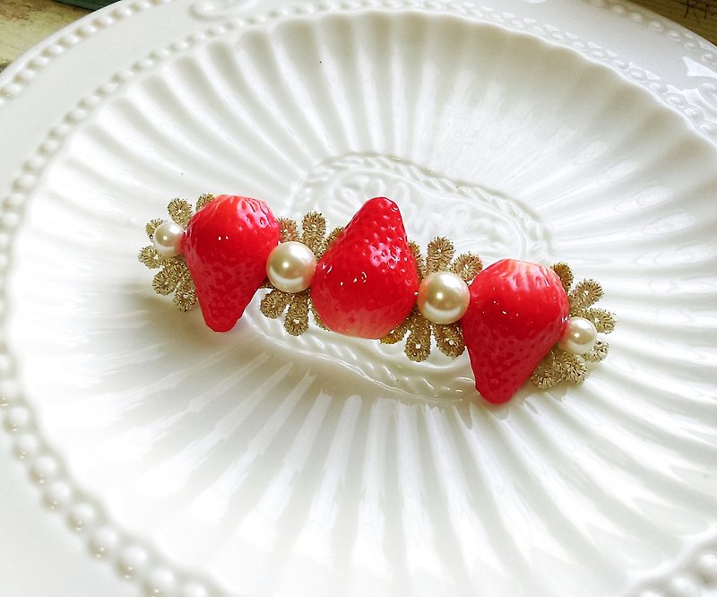 [Warm glowing winter. Lace cake strawberry dessert]. Handmade hairpins. Spring clip. Princess clip - เครื่องประดับผม - ดินเหนียว สีแดง