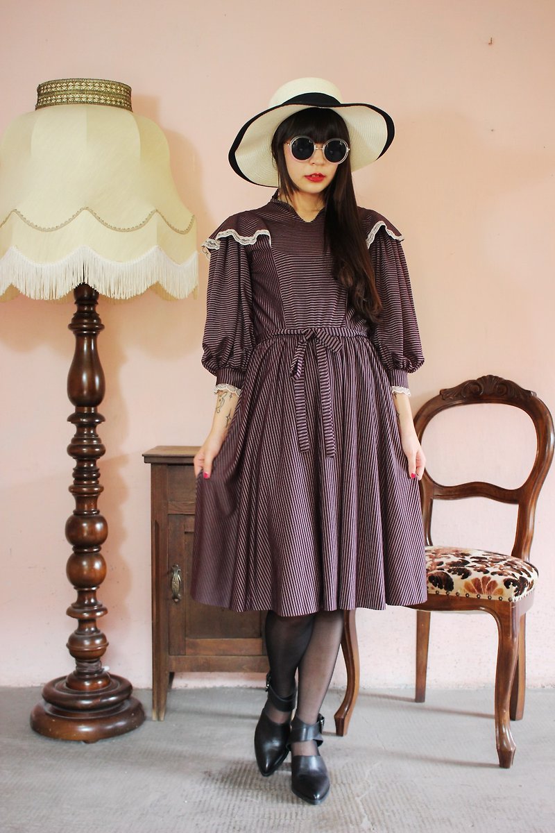 F1136 (Vintage) purple stripe stitching lace sleeve waist straps attached skirt big wave vintage dress (wedding / picnic / party) - ชุดเดรส - วัสดุอื่นๆ สีม่วง