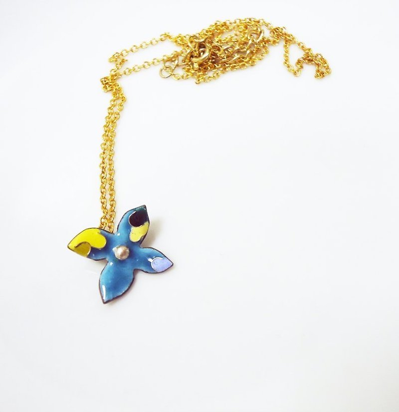 Flora Enameling Necklace enamel flower necklace (light blue) - สร้อยคอ - โลหะ สีน้ำเงิน