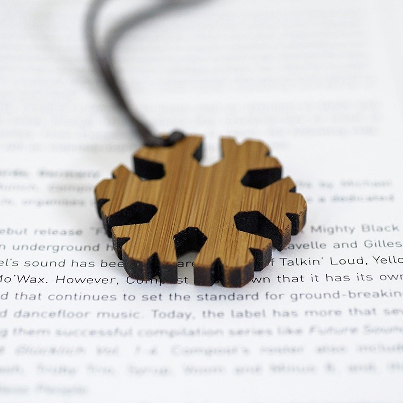 Cute snowflake necklace - สร้อยคอ - ไม้ไผ่ สีนำ้ตาล