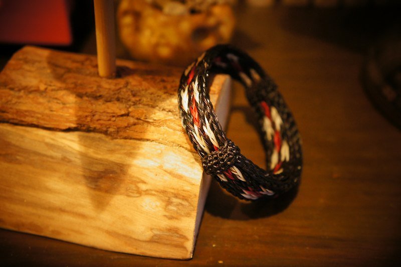 Vista[見聞]，南美洲，印地安手工編織手環  (馬毛製成) - 中版 限量單一款 - สร้อยข้อมือ - วัสดุอื่นๆ สีแดง