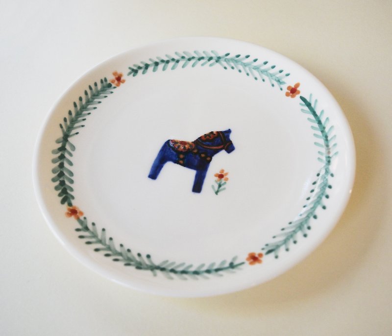 手描き 6 インチ ケーキ プレート ディナー プレート - ダラ木馬 - カスタムの木馬と花輪の色 - 小皿 - 磁器 ブルー