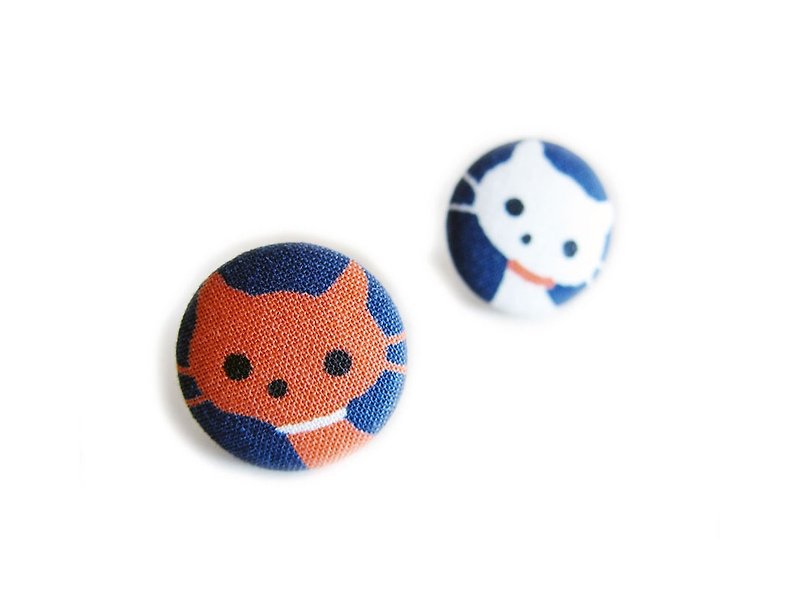 布釦耳環 藍底小貓 可做夾式耳環 - 耳環/耳夾 - 其他材質 藍色