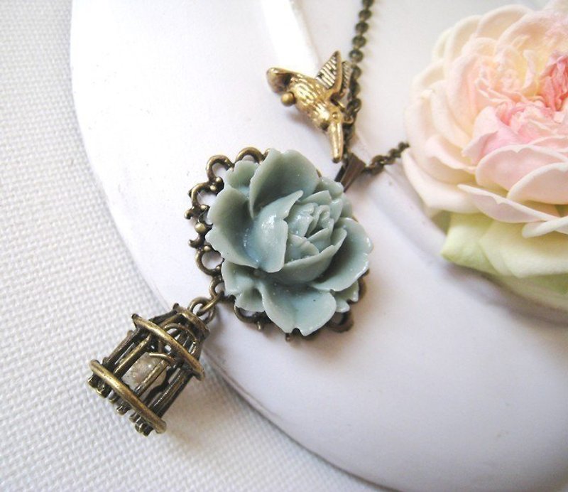 ハチドリのシークレットガーデン。ヴィンテージグレーブルーの樹脂の花、真珠のネックレスのバードケージ - ネックレス - 金属 