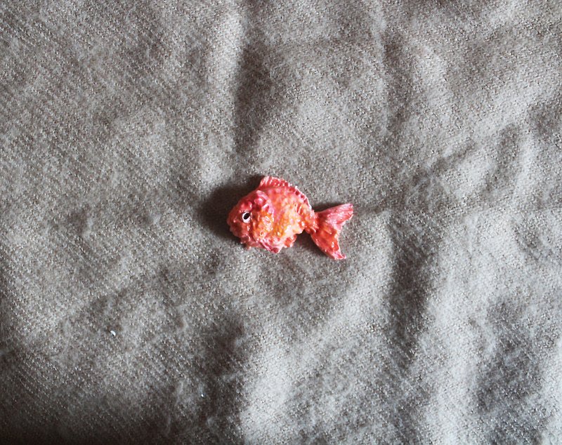 [Moses's warehouse] goldfish pin - Badges & Pins - Wool Red