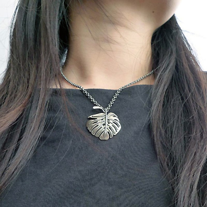 Sterling silver leaf-shaped pendant necklace ~ silver summer leaves, handmade silver dyed black, cherish yourself and be happy - สร้อยคอ - เงินแท้ 