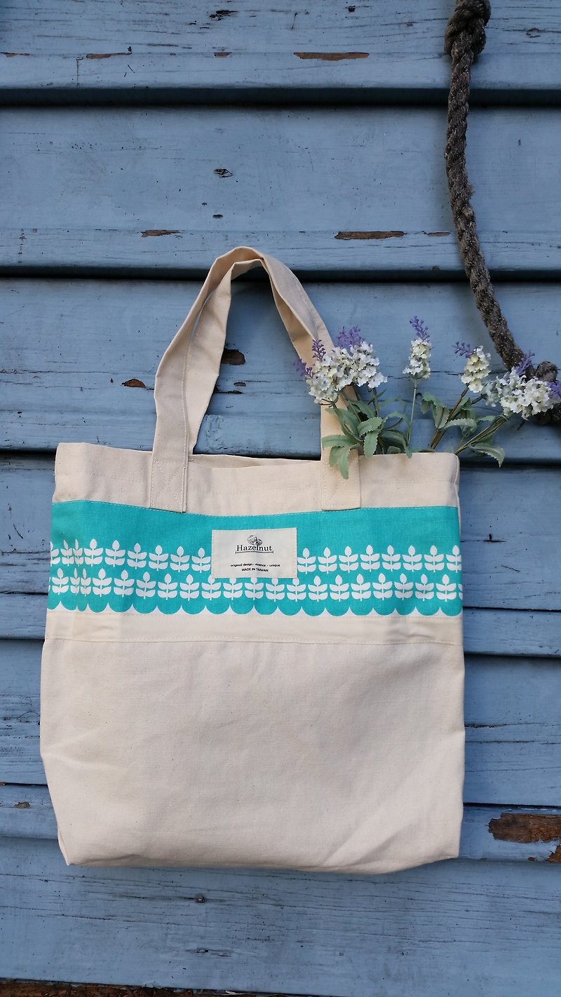 วัสดุอื่นๆ กระเป๋าแมสเซนเจอร์ สีเขียว - Nordic lake water green flower pattern bag/handbag/shoulder bag/cotton cloth/handmade/personal use/birthday