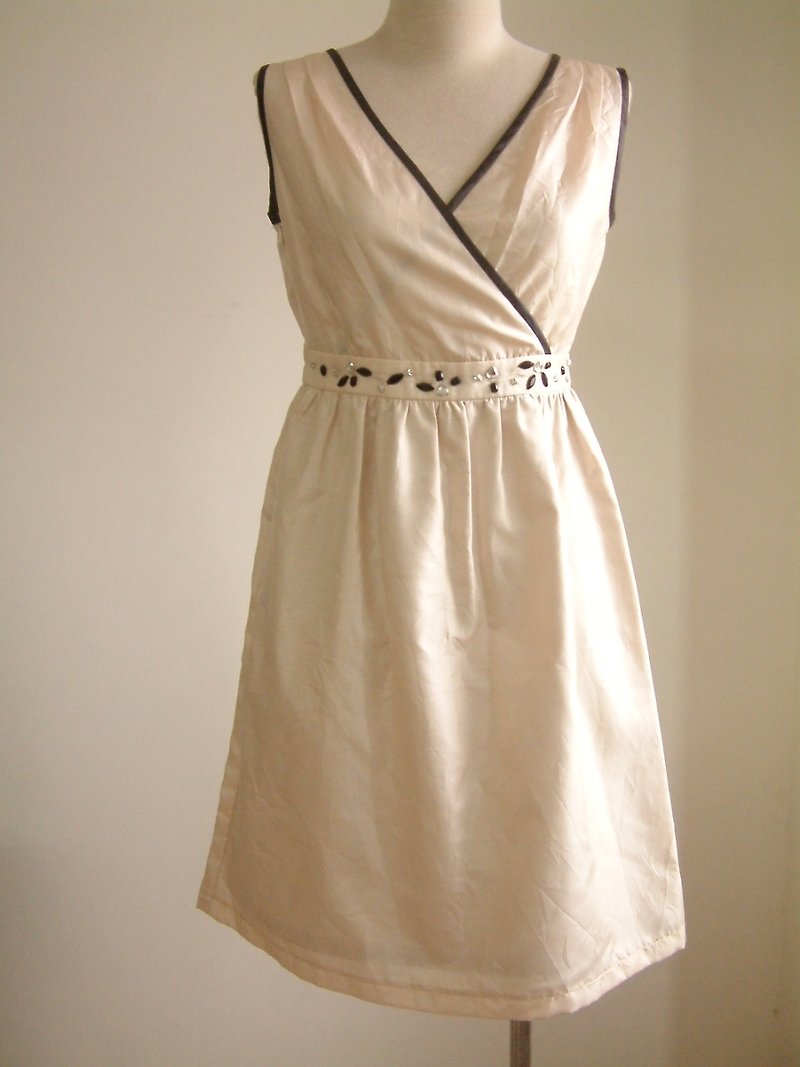 Small waist dress - Beige - ชุดเดรส - วัสดุอื่นๆ ขาว