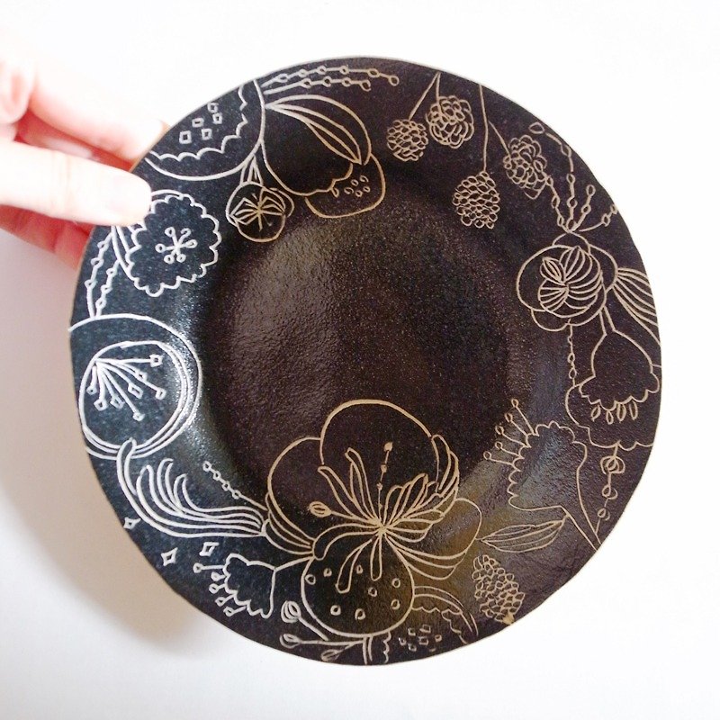 Hand carved flower decoration painted pottery home disc tray tableware - จานเล็ก - กระดาษ สีดำ