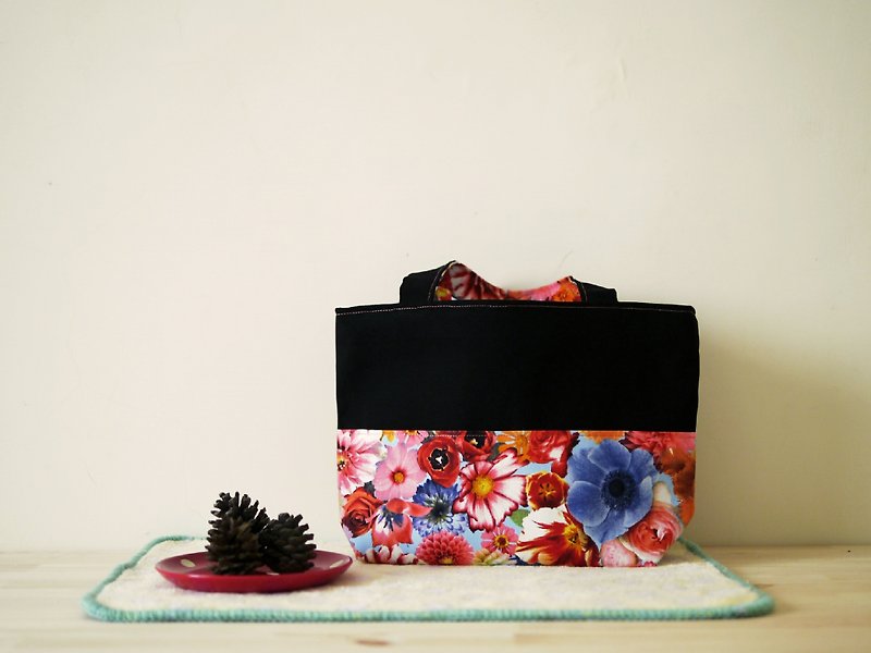 愛麗絲的花園托特包 - กระเป๋าถือ - วัสดุอื่นๆ สีดำ