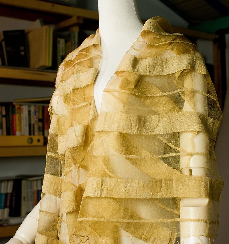 Fu wooden vegetable dyes double silk (wild silkworm + Uganda yarn) towel - ผ้าพันคอ - ผ้าไหม สีทอง