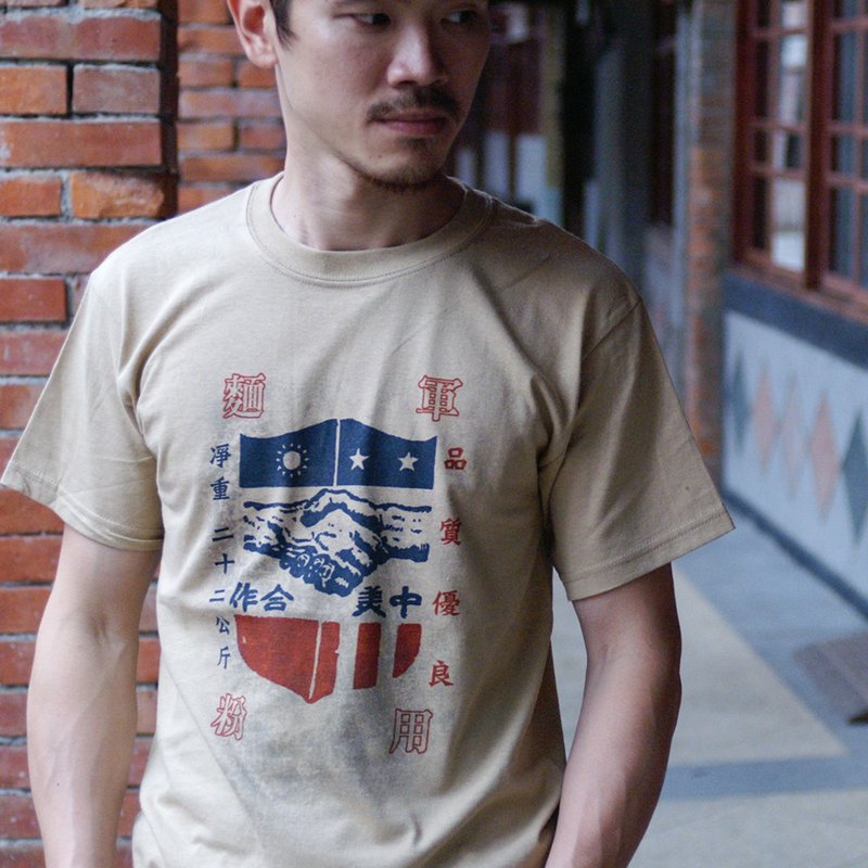 復古T-shirt-中美合作(卡其色) - 男 T 恤 - 棉．麻 卡其色
