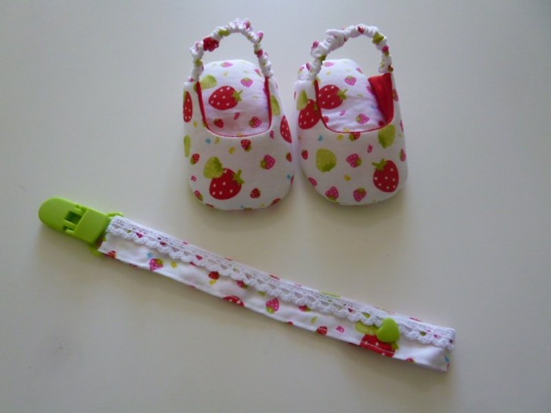 小草莓 彌月禮物 嬰兒涼鞋+奶嘴夾 - 滿月禮物 - 棉．麻 綠色