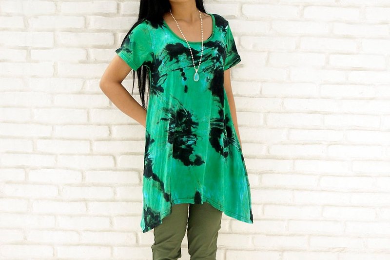 Uneven dyed A-line flare T-shirt <Green Navy> - เสื้อยืดผู้หญิง - วัสดุอื่นๆ สีเขียว