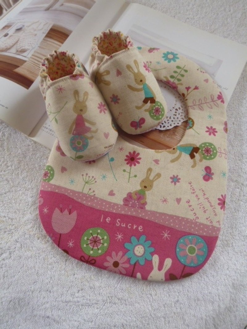 粉色兔女寶寶彌月禮物(嬰兒鞋+圍兜)~訂製款 - 滿月禮物 - 棉．麻 粉紅色