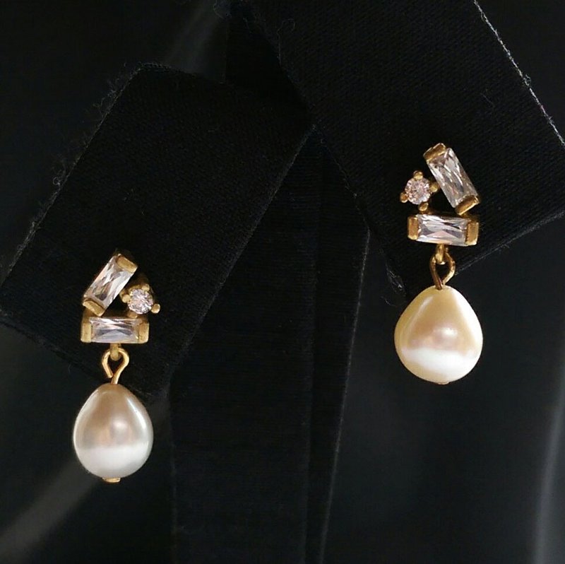 Zircon teardrop freshwater pearl earrings - ต่างหู - เครื่องเพชรพลอย 