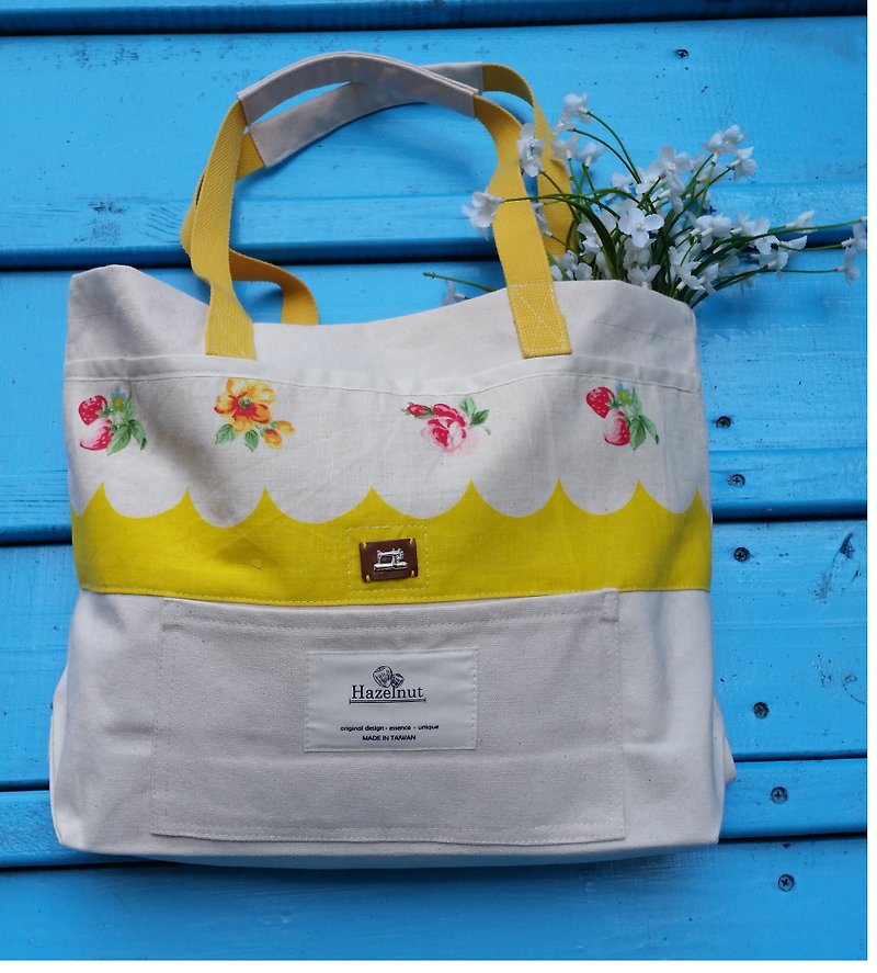 Nordic style yellow flower strawberry, cute sewing leather chapter bag / handbag / shoulder bag / cotton canvas / handmade - กระเป๋าแมสเซนเจอร์ - วัสดุอื่นๆ ขาว