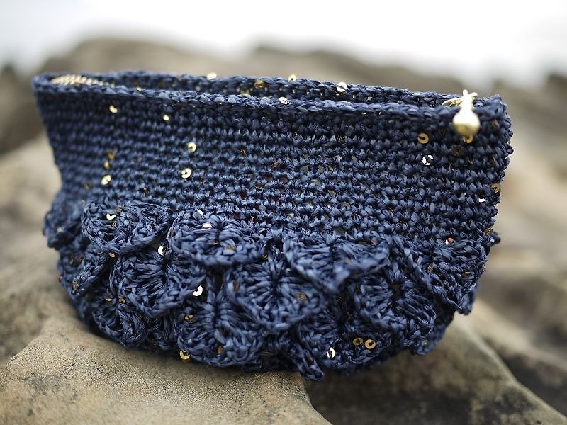 鉤織一個圓_環保_閃閃惹人愛深藍色_珊瑚貝殼包 - 化妝袋/收納袋 - 其他材質 藍色