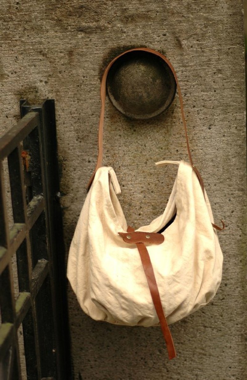 chitta suddhi 肩背包 [水洗棉麻厚布]: 牛皮背帶 - Messenger Bags & Sling Bags - Other Materials 