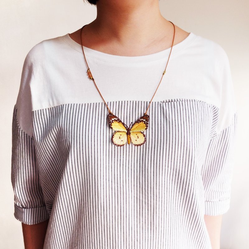 刺繡 蝴蝶 天然石蝴蝶項鍊 / 樺斑蝶 Plain Tiger Butterfly - 項鍊 - 繡線 橘色