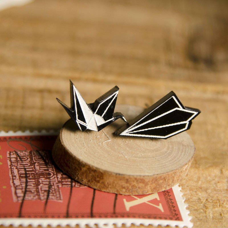 Hidden love in origami‧Fly to the missed sky/paper crane/paper airplane/anti-allergic steel needle/changeable clip style - Earrings & Clip-ons - Acrylic Black