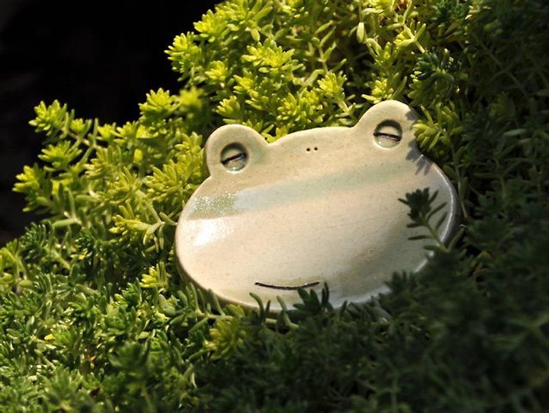 やんわり笑顔のカエル小皿（緑かえる） - 小碟/醬油碟 - 其他材質 