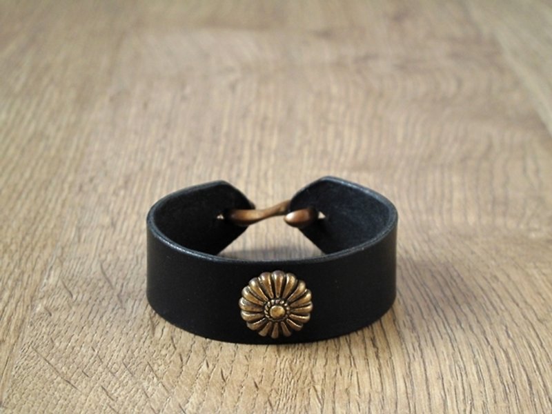 X Shifeng hand-ride of ROCK leather bracelet x Bronze large pattern (black) - Bracelets - Genuine Leather Black