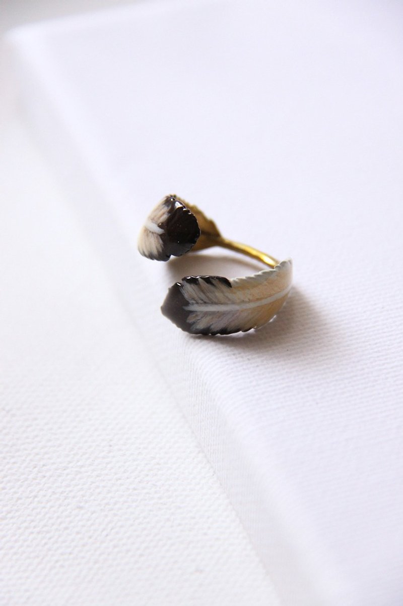 Feather pen ring by linen.