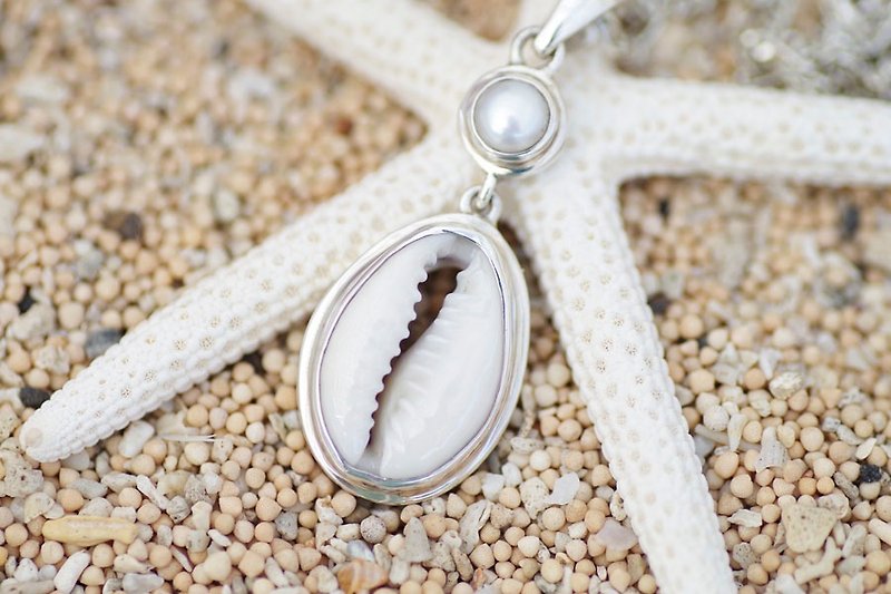 Shells and freshwater pearl necklaces - สร้อยคอ - เครื่องเพชรพลอย ขาว