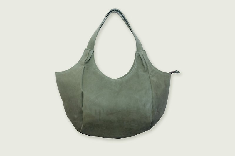 Six-piece three-dimensional cut bag! Saddle bag / half-moon bag handmade product - กระเป๋าแมสเซนเจอร์ - หนังแท้ สีเขียว