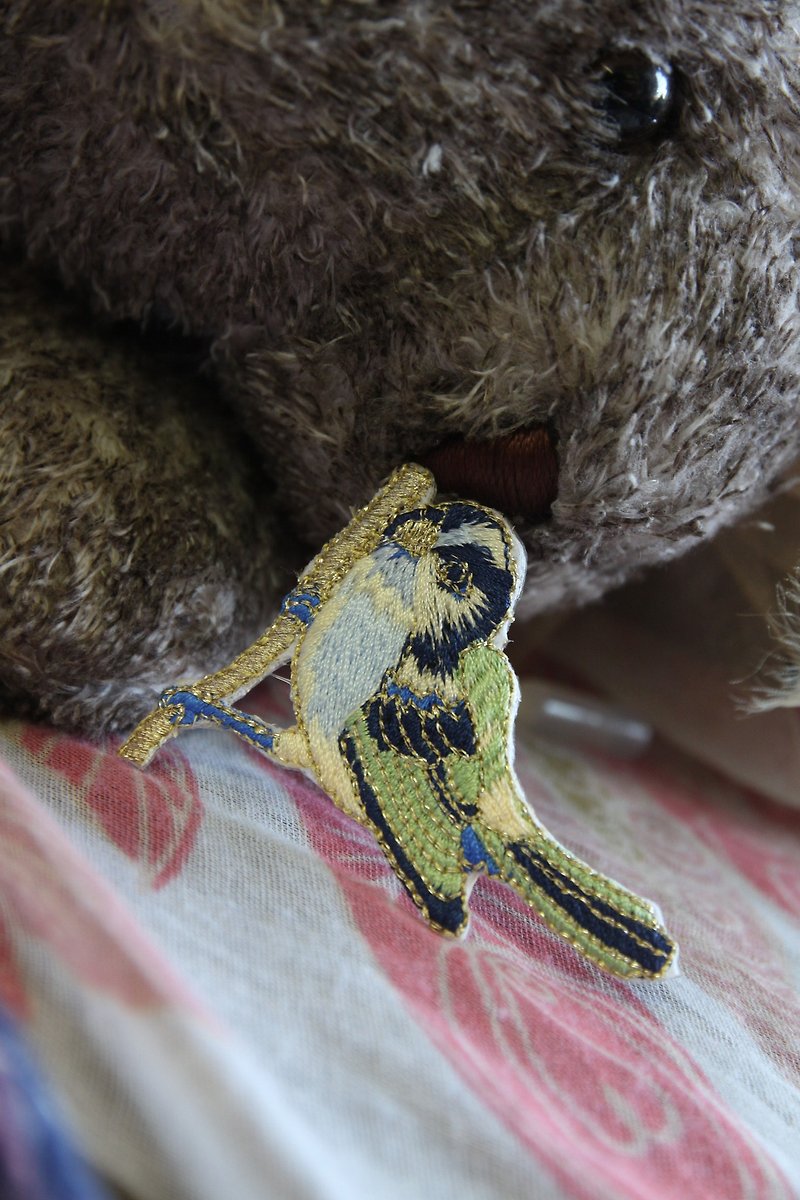 Bird embroidery pin - เข็มกลัด - วัสดุอื่นๆ สีน้ำเงิน