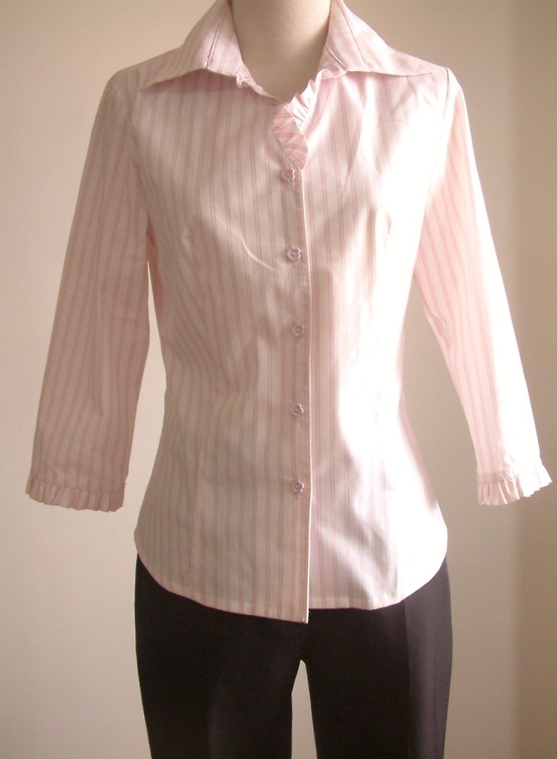 Striped 3/4 sleeve shirt with small ruffles - เสื้อเชิ้ตผู้หญิง - วัสดุอื่นๆ สึชมพู