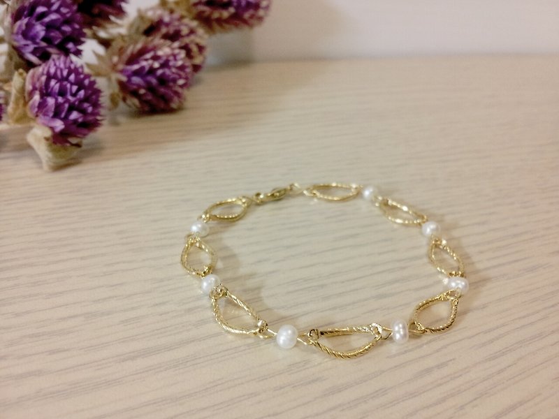 27 candles ‧ Elegant and empty pearl circle chain bracelet - สร้อยข้อมือ - ไข่มุก สีทอง